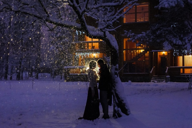 Couple amoureux un jour d'hiver