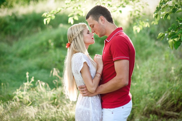 Couple amoureux lors d'un pique-nique dans un parc avec de l'herbe verte