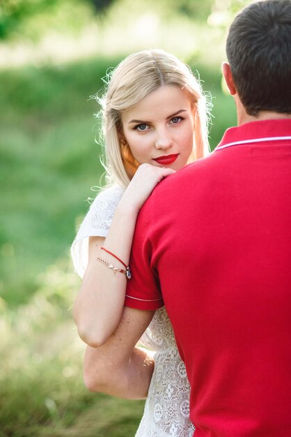 Couple amoureux lors d'un pique-nique dans un parc avec de l'herbe verte