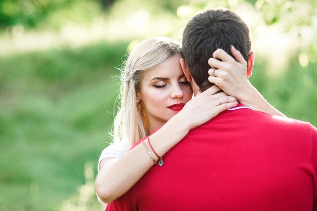 Couple amoureux lors d'un pique-nique dans un parc avec de l'herbe verte