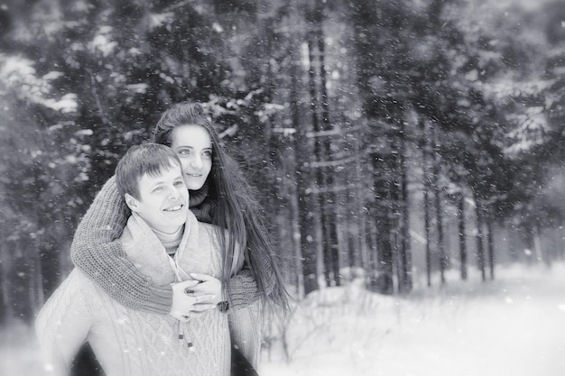 Un couple d'amoureux lors d'une promenade hivernale. Homme et femme à un rendez-vous dans le parc en hiver. Amis dans un parc d'hiver