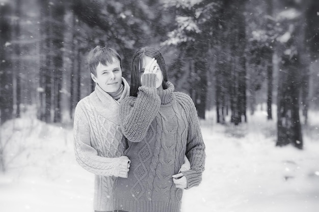 Un couple d'amoureux lors d'une promenade hivernale. Homme et femme à un rendez-vous dans le parc en hiver. Amis dans un parc d'hiver