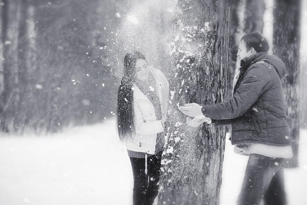 Un couple d'amoureux lors d'une promenade hivernale Homme et femme à un rendez-vous dans le parc en hiver Amis dans un parc d'hiver