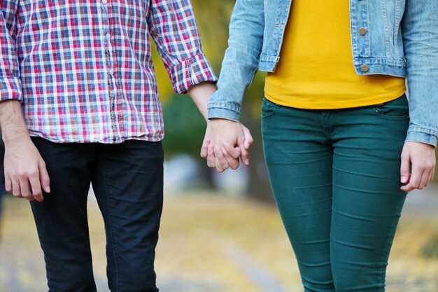 Couple d'amoureux main dans la main à l'extérieur