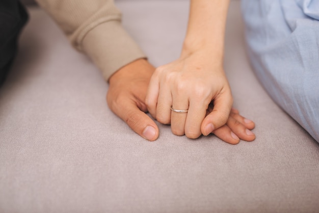 Couple amoureux. Mains dans les mains.