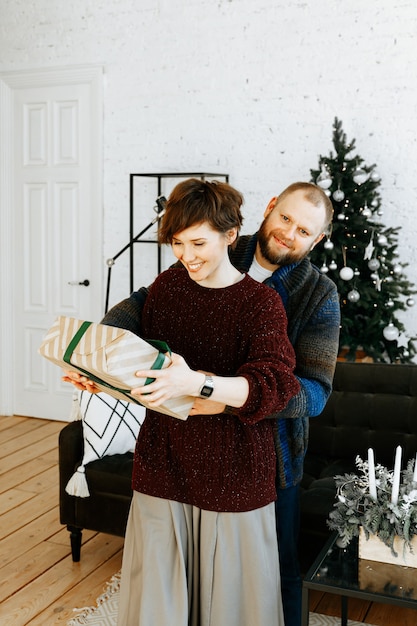 couple amoureux à la maison à Noël