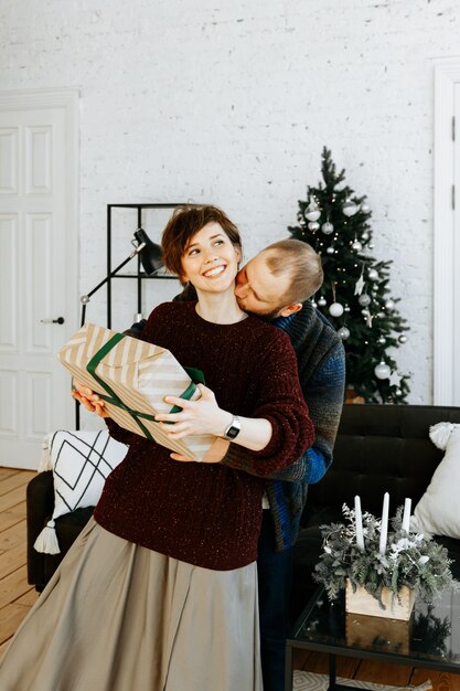 couple amoureux à la maison à Noël