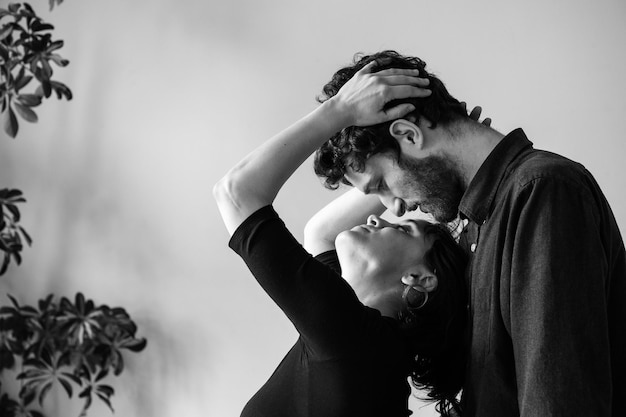 Photo un couple amoureux à la maison.