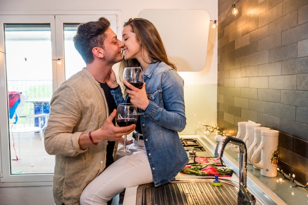 Couple d'amoureux à la maison