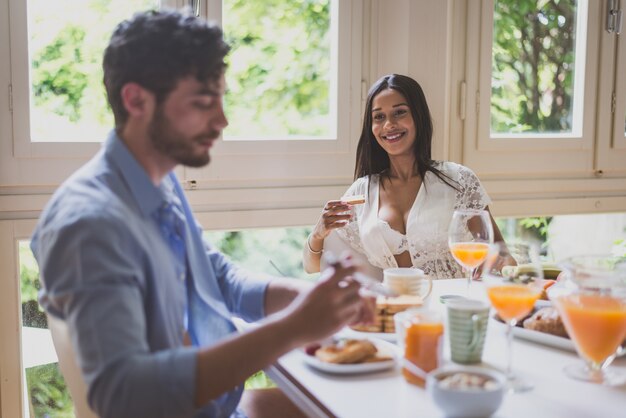 Couple, amoureux, manger, petit déjeuner, matin