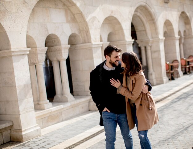 Couple d&#39;amoureux marchant à Budapest, Hongrie