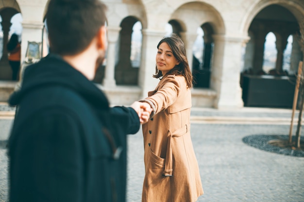 Couple d&#39;amoureux marchant à Budapest, Hongrie