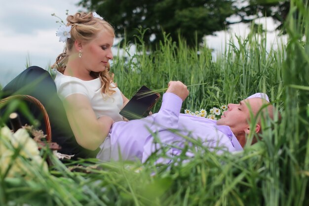 Couple amoureux marchant dans un champ vert en journée d'été