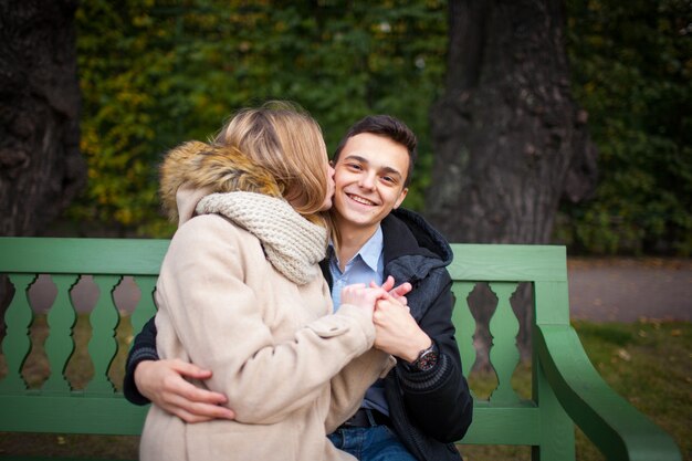 Couple d&#39;amoureux marchant dans le parc.