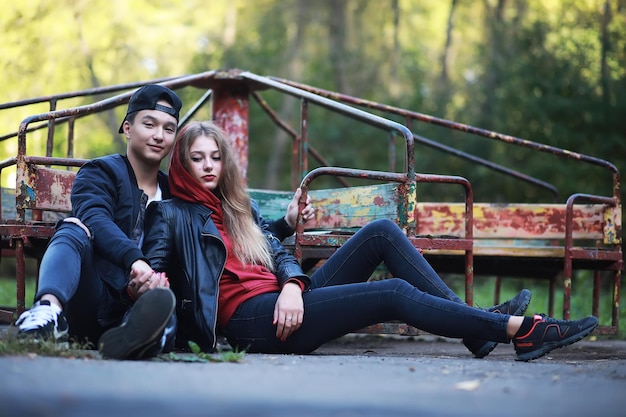 Couple d'amoureux marchant dans des vêtements décontractés