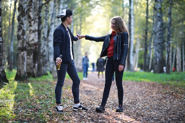 Couple d'amoureux marchant dans des vêtements décontractés