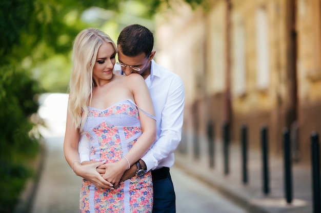 Couple d'amoureux marchant dans la ville