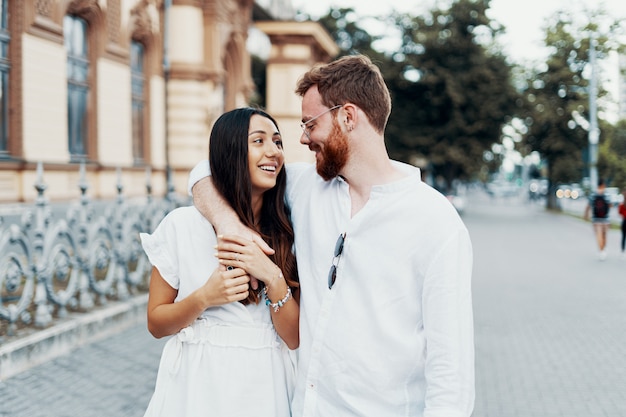 Couple amoureux marchant dans la ville