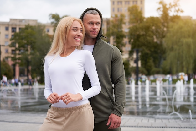 Couple amoureux marchant à l'extérieur