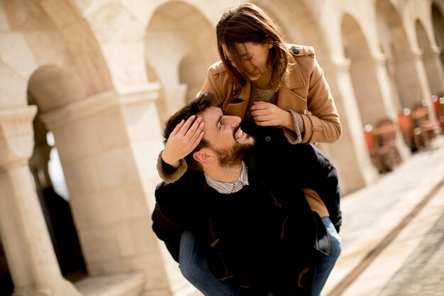 Couple amoureux marchant et s&#39;amusant à Budapest, Hongrie