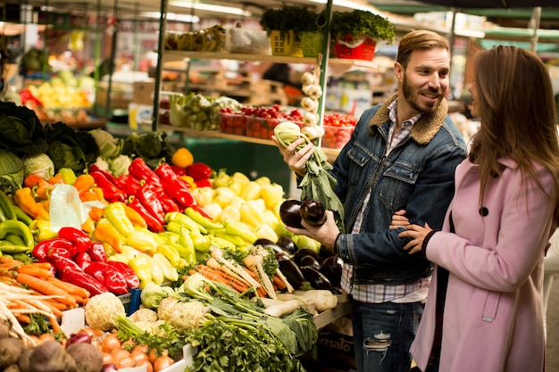 Couple d&#39;amoureux sur le marché