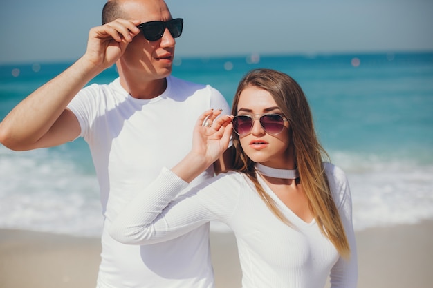 Couple d&#39;amoureux en mer