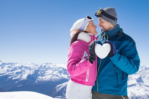 Couple d'amoureux sur la neige