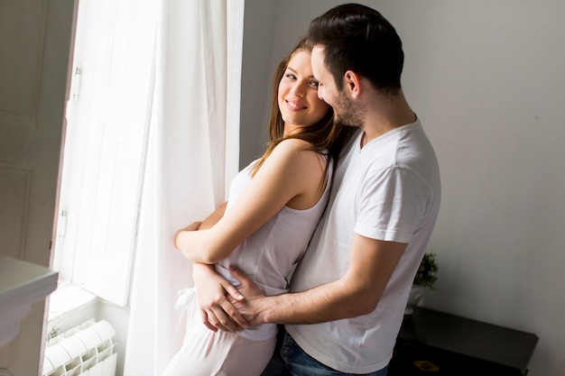 Couple d&#39;amoureux par la fenêtre