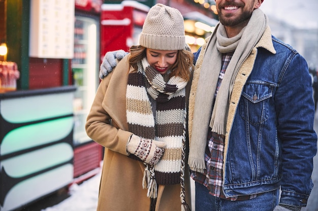 Couple d'amoureux passant une bonne journée d'hiver en ville