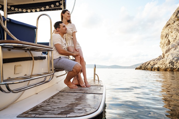 Couple d'amoureux passant du temps sur un yacht à la mer