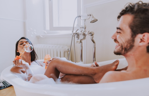 Couple amoureux, passer du temps ensemble dans la maison. Moments romantiques dans la salle de bain