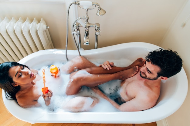 Couple amoureux, passer du temps ensemble dans la maison. Moments romantiques dans la salle de bain