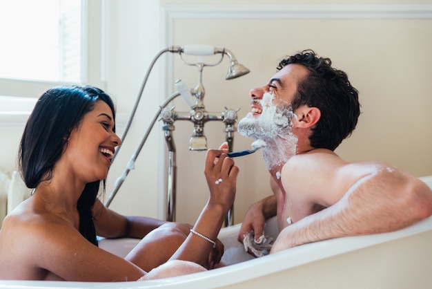 Couple amoureux, passer du temps ensemble dans la maison. Moments romantiques dans la salle de bain