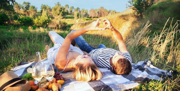 Couple amoureux en pique-nique dans le parc Mise au point sélective