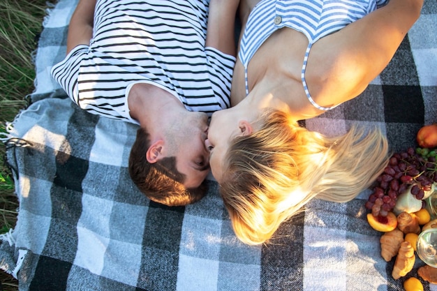 Couple amoureux sur un pique-nique dans le parc. La nature. Mise au point sélective