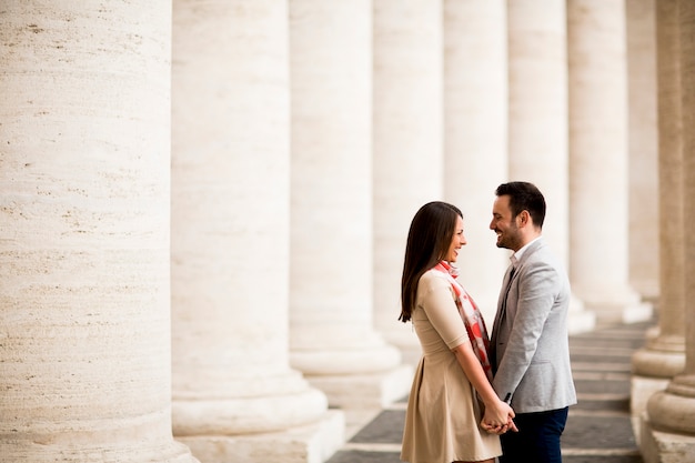 Couple d&#39;amoureux sur la place Saint-Pierre au Vatican