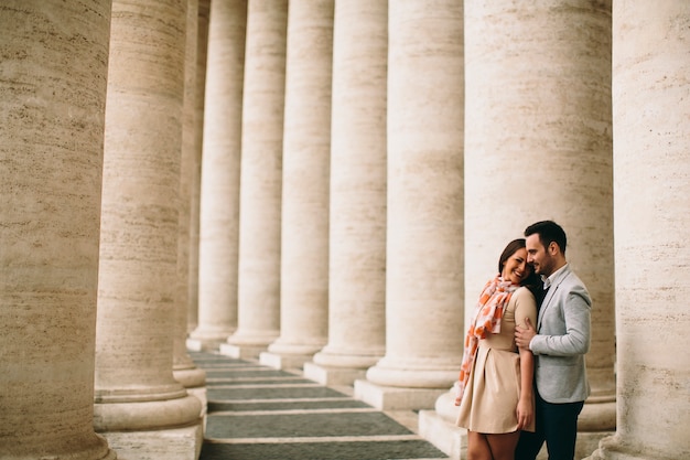 Couple d&#39;amoureux sur la place Saint-Pierre au Vatican