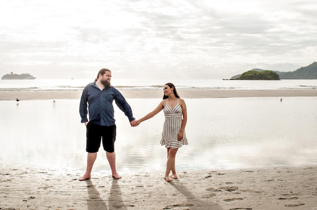 Couple amoureux sur la plage au lever du soleil