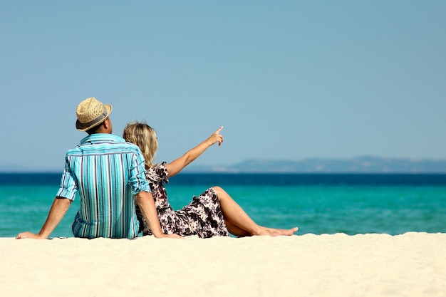 Couple amoureux sur la plage en été