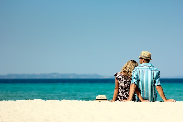 Couple amoureux sur la plage en été