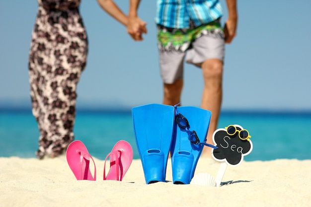 Couple Amoureux Sur La Plage Avec Palmes