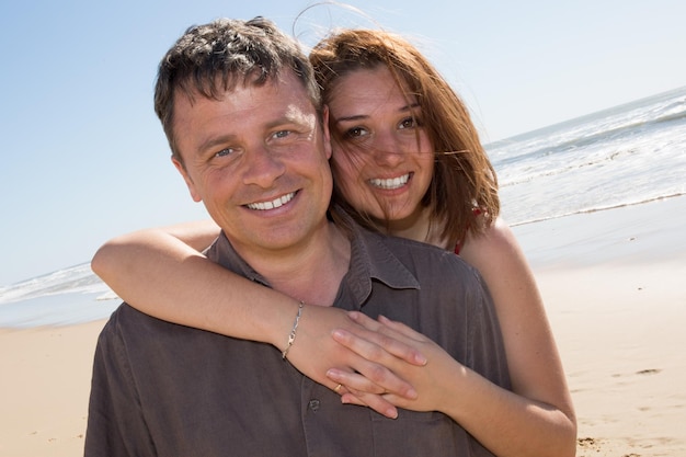 Couple amoureux sur la plage se tenant