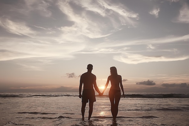 couple amoureux sur la plage / vacances d'été, côte de la mer, amour, vacances romantiques en mer