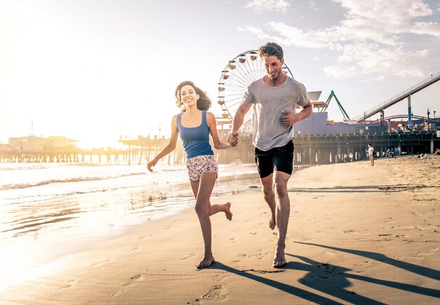 Couple amoureux à la plage