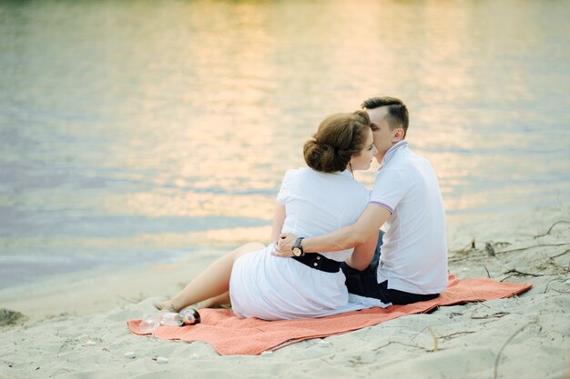 Couple amoureux sur la plage