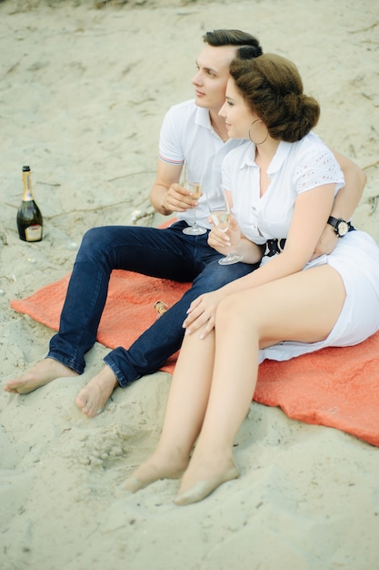 Couple amoureux sur la plage