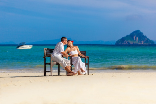 Couple amoureux sur la plage