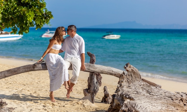 Couple amoureux sur la plage