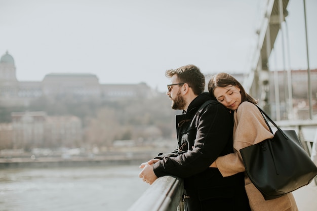 Couple d&#39;amoureux sur le pont de la chaîne, Budapest