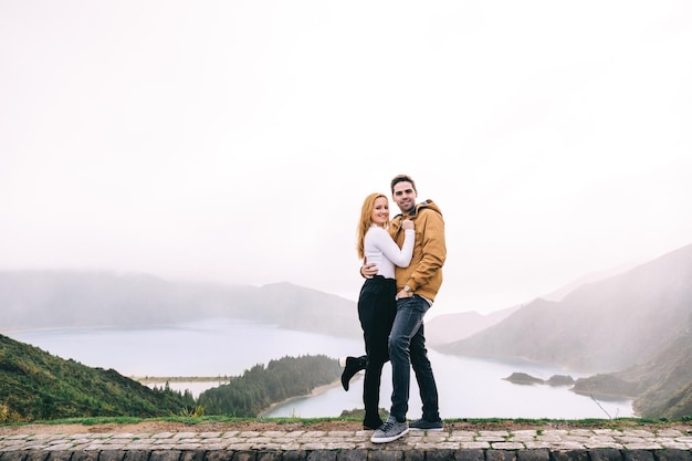 Le couple amoureux pose dans le contexte de la belle la